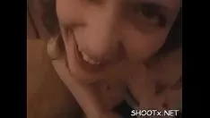 Riproduci Esaminando la sua faringe e sborrando fuori
