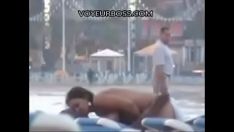 Riproduci In topless pubblicamente