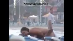 Riproduci In topless pubblicamente