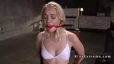 চালান চাবুক স্বর্ণকেশী হাঁটু নিচে শ্বাসরোধ fucked