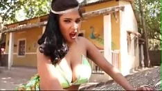 播放 Desimasala.co - 令人愉快的珍贵 missys brobdingnagian h。罪人声乐.mp4