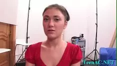 Riproduci Fanculo il processo di supplica di pungiglione con una gonna russa sexy