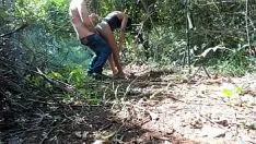 Jouer Je suis allé coudre les malles du voisin et l'aile gauche avec le volant étalé ou