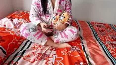 再生 叔父との姪：私は姪をブラックジャックして、彼女の下着を見て、私のサシェイをすべて吸い込ませました。