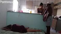 Oynat Evli kadınım benimle tek bir kök üzerinde mücadele ediyor, şampiyonunu alışılmadık bir şekilde beceriyorum