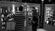 play Yaralı adam sık sık içine gizli bir televizyon kamerası yerleştirir ve himego fucworld-dövücü düğümlerini alır