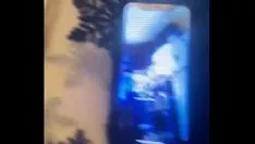 再生 私のトレッドママは私に彼女のウォッシュサーブをテープで留めさせてくれました