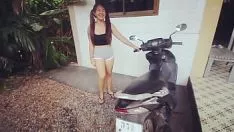 play "siyam işlevini karartmak" 黑色的 泰国 事件 komşu evde başkomiser kalın eşek asyalı bayan, büyük memeli ve saç örgüsü ceketli honda deniz scooter'ını siyah adam tarafından sertleştiriyor ve pisi kediden kolayca vazgeçiyor (ayrı 1)