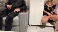 Riproduci La mamma del battistrada spia il porno di osservazione del figlio del battistrada e lo stronzo e lo picchia