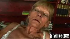 Odtwórz Roztrzepana blond ropnia kobiecość pociera swoją gładkowłosą koteczkę wcześniej poddaną szorstkości wnętrzu2
