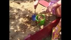 Abspielen Weiche Jugendlatte wird im Garten versohlt