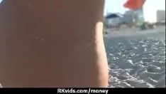 تشغيل ينسكب مراهق يورو مفاجئ على فاصولياءه ليهدي إهدارًا مقابل المال في 24