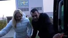 play komiser boynuzlu milf ve wendy ay ile sürücü arabada Dörtlüsü