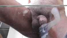Abspielen Sperma unter dem Glas rüber