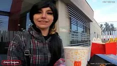 Reproduzir Ilustre youtuber latina vai ao mcdonald's e acaba com molho em cima dela - "é muito grande, coloque tudo em mim" - preview