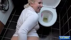 Jouer Eva Engel : pervers dépense un sou et baise assis sur les toilettes avec son papa