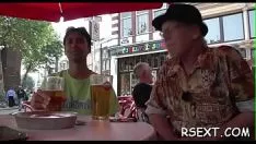 Odtwórz Ekscytująca dziwka wspina się na chełpliwie łódkę i sprytnie ją zwodzi