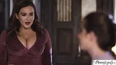 Riproduci Milf 69 fa sesso con la sua treadgirl cornuta