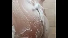 Riproduci Vedo la mia ragazza che fa il bagno e non sopporto di dar da mangiare al suo gattino, ci facciamo la doccia e andiamo a letto