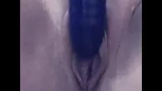 Jouer Un mantrap blond chaud se fait baiser par un chat avec un gros gode devant une caméra de télévision pour vous