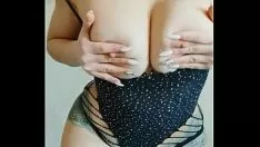 Jouer Sentez les gros seins et le cul de ma mère