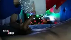 Putar Pekerjaan sia-sia dari tetangga periang di aula datang di pohon natal