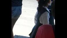 Reproducir La gente rica espera el camión.