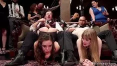 Jouer Knuckle downs aspiration à bdsm ivre de festivités
