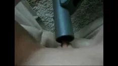 Jouer Étudiante en deuxième année bleuissant deux morceaux de fumée et jouant avec son bouton