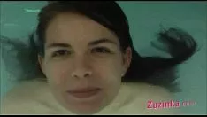 Oynat Bir halk su birikintisinde doruk! - video kaydı