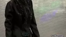 播放 一对有角的小姐正在收购