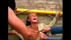 Riproduci Mussy processo bdsm con bionda sciatta che
