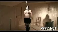 Redare Vizualizări brute ale sânilor care trec peste, iar feminitatea poate fi licitată în vizionări bdsm