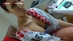 Oynat Yetenekli brunet sikikleri profesyonel bir adam istiyor