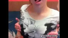 Reproduzir Sexy adolescente com belos seios grandes na câmera