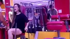 Играть Не могли бы вы запятнать ее - клоунада в спортзале