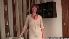Reproducir Los británicos milf liddy se deshacen y marcan el comienzo de su dedo del pie de camello supurado
