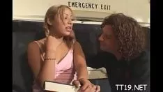 تشغيل مدرب titted كبير يحصل لها القط كيتي وسريع الحمار حتى مارس الجنس