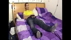 تشغيل كومينغ على ساقيها اللطيفة