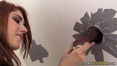 再生 バラ色の赤いティレルがラザレットで黒い男のササイをファック