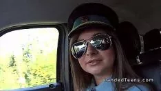 Riproduci Adolescente pattuglia femminilità gomma di aspirazione in auto