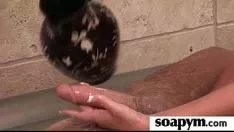 تشغيل البطل يعطيه عامل تنظيف يعجن 22