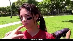Riproduci Bffs - Il treno della partita di football scopa adolescenti cornuti