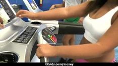 Redare Adolescent rapid ia un bărbat înaintea camerei de televiziune pentru bani în 20