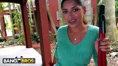 Jouer Spangbros - camila encasey, une femme de ménage latina timide, désinvestit une statue nue et se fait baiser