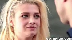 تشغيل مراهق ساخن مع إزعاج نفسه الاتجاه