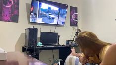 Riproduci Succhiandolo mentre gioca al videogioco