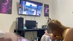 Riproduci Succhiandolo mentre gioca al videogioco