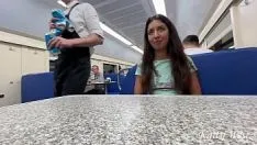 Riproduci Pick-up pubblico sul treno: moglie tradisce il marito con uno sconosciuto e viene scopata nello scompartimento successivo