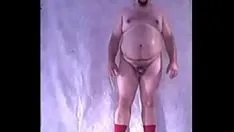 play Spocony kspigbear podnosi kutasa w szarych skarpetkach